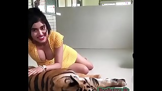 Indian girl showing huge boobs